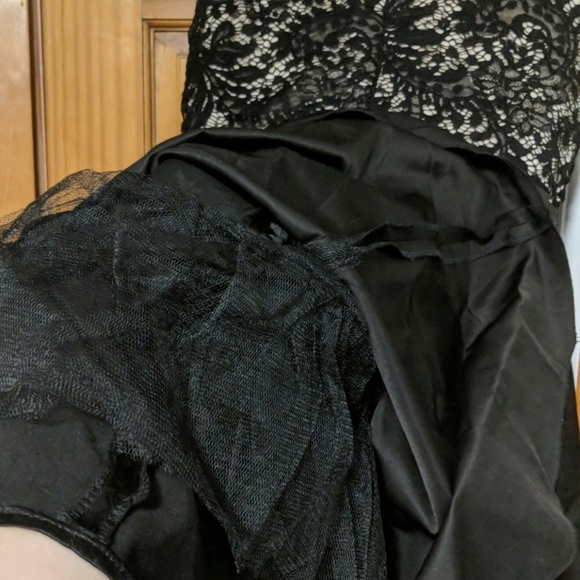 Beautiful lace dress - Picture 3 of 8